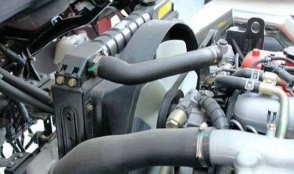 汽車的發(fā)動機(jī)所產(chǎn)生的熱量是如何來散熱冷卻的